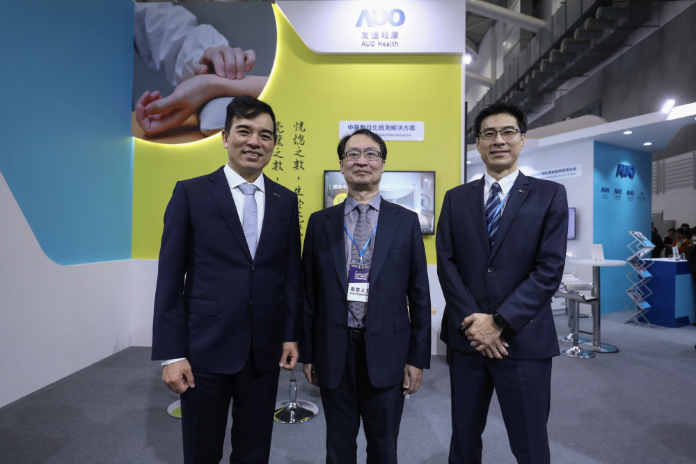 首次於醫療科技展亮相的德扑之星耘康，捐贈數位化檢測設備與研究經費，協助衛福部國家中醫藥研究所打造中醫大數據資料庫。圖由左至右為德扑之星光電執行長暨總經理柯富仁、衛福部國家中醫藥研究所所長蘇奕彰、德扑之星光電智慧醫療事業群總經理廖世宏