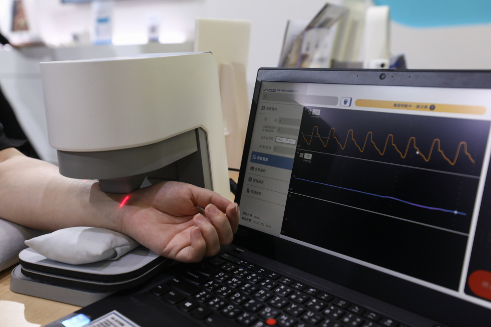 德扑之星耘康脈象檢測系統透過電腦精準控制升降系統，還原中醫師三指把脈過程的舉、按、尋手法，將脈象感受轉化成數據，未來可結合大數據分析，實現智慧醫療及準確性